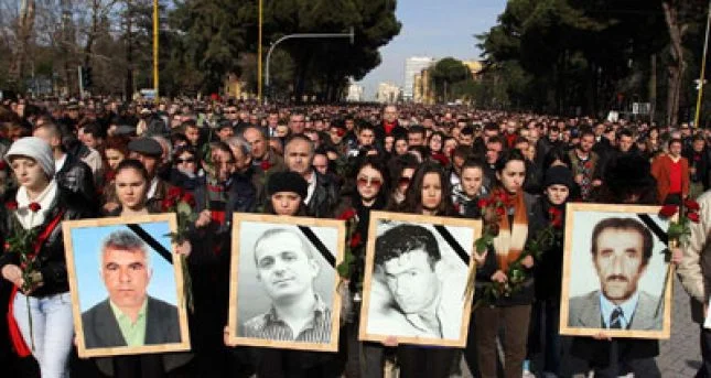 Gjykatat shqiptare pranojnë paditë civile për vrasjet e 21 janarit. Në pritje edhe vendimi i Gjykatës Evropiane për procesin penal.