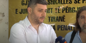 Erion Veliaj tërhiqet nga padia për shpifje ndaj gazetarit Bledian Koka. Gjykata vendos pushimin e çështjes.