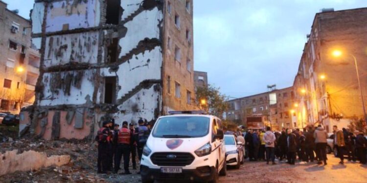 Bashkia shemb pallatin në mënyrë arbitrare. Banorët kërkojnë nga Gjykata dëmshpërblim për dëbimin nga streha e tyre, përveç dëmshpërblimit për pasurinë e shkatërruar.