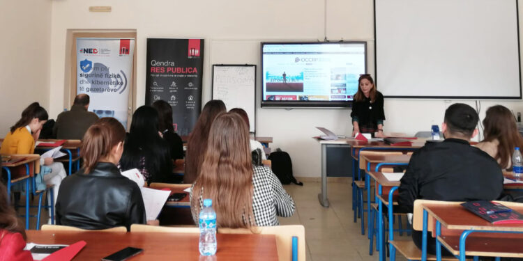 Qendra “Res Publica” realizoi trajnimin “Siguria fizike dhe kibernetike e gazetarëve” me studentët e gazetarisë
