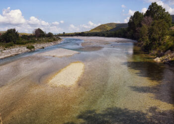 Një tjetër betejë për Vjosën zhvendoset në gjykatë: Zhvillohet seanca e parë gjyqësore kundër ndërtimit të ujësjellësit të Himarës në Shushicë