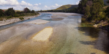 Një tjetër betejë për Vjosën zhvendoset në gjykatë: Zhvillohet seanca e parë gjyqësore kundër ndërtimit të ujësjellësit të Himarës në Shushicë