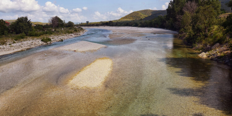Një tjetër betejë për Vjosën zhvendoset në gjykatë: Zhvillohet seanca e parë gjyqësore kundër ndërtimit të ujësjellësit të Himarës në Shushicë