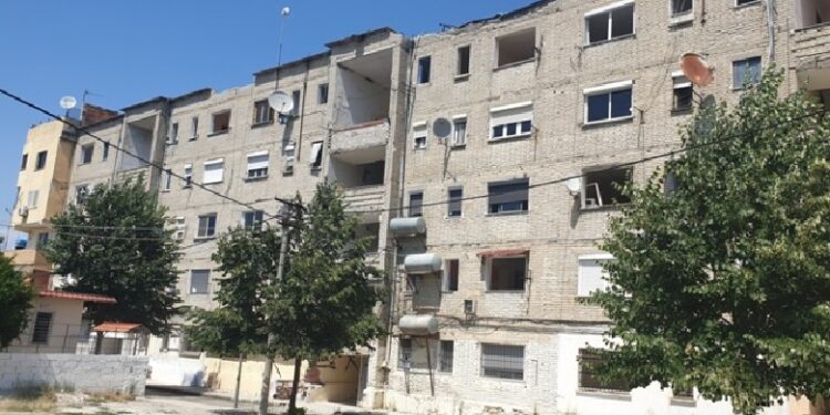 Gjykata i thotë “Stop” vendimit të Këshillit Bashkiak Tiranë për prishjen e pallatit nr. 5, rruga “Ferit Xhajko”