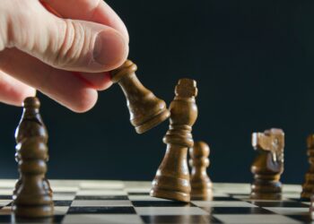 Gjykata Administrative njohu autoritetin e pushtetit gjyqësor për të detyruar pushtetin ekzekutiv të kryejë veprime të caktuara