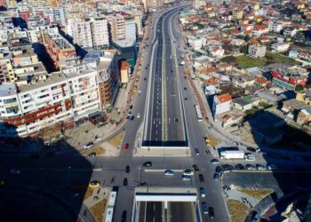 Katër familje të dëbuara për shkak të “Unazës së re” nuk kanë marrë ende shpërblimin për shpronësimin. Pas kallëzimit penal dhe insistimit të Avokatit të Popullit zbulohet thagma që fondet kanë mbaruar…