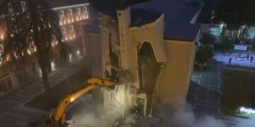 Një nga viktimat e dhunës policore kundër aktivistëve natën e prishjes së Teatrit Kombëtar përfitoi dëmshpërblimin nga Gjykata Administrative