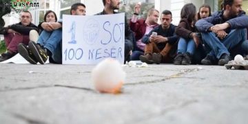 Pas 10 vitesh, vazhdon beteja për të mbrojtur studentët që u dënuan pasi qëlluan Edi Ramën me vezë. Çështja do të rigjykohet.