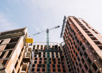 Gjykata vijon të ndalë abuzimet e Bashkisë Tiranë me pallatet e dëmtuara dhe rikonstruksionet e detyruara